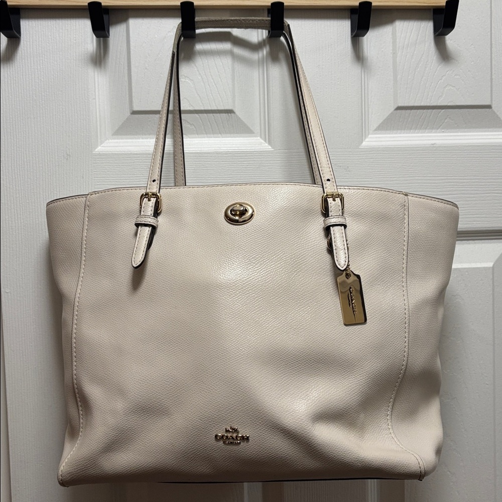 Coach J1582-37142 Large Turn-lock Tote in Cream Crossgrain Leather in EUC